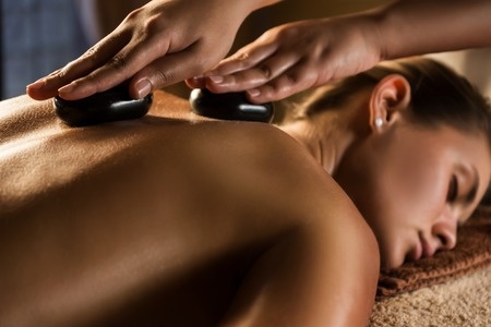 massage pierres chaudes  Institut de beauté Avanti la Prairie